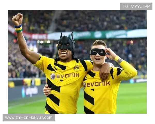 德甲多特锋线互换位置频繁,对方防线混乱的战术解码